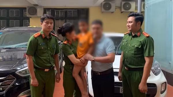 Các chú Công an đã sinh ra cháu lần thứ 2