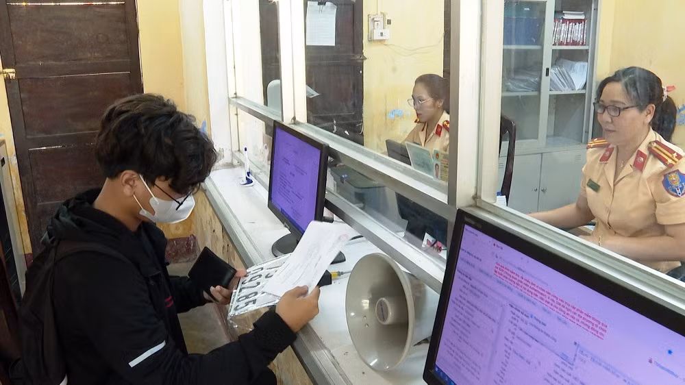 Người dân Thừa Thiên – Huế phấn khởi khi xe cơ giới được cấp, đổi biển số định danh -0