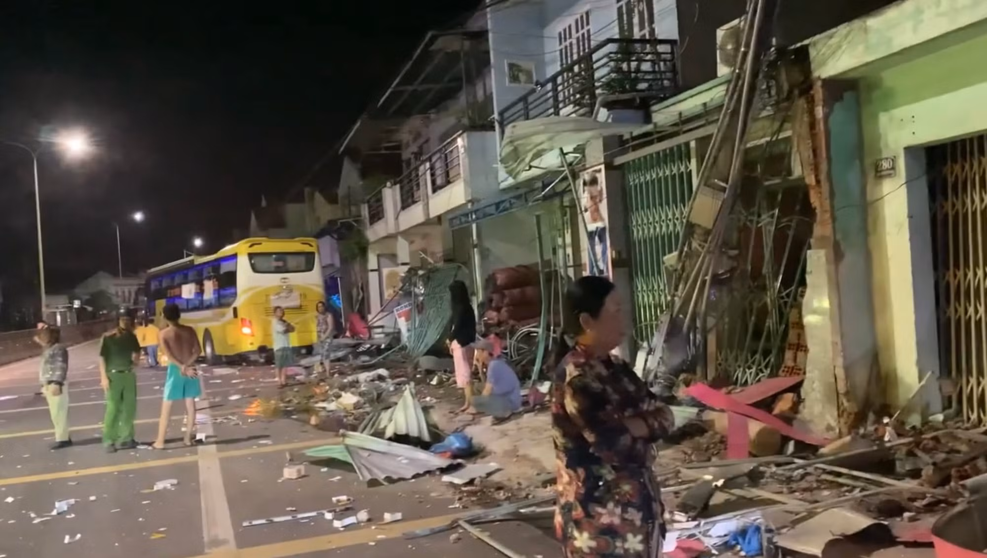 Xe khách tông vào 9 nhà dân và 1 ôtô con trong lề đường -0