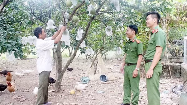 Khởi sắc làng Mường dưới chân núi Bạch Mã