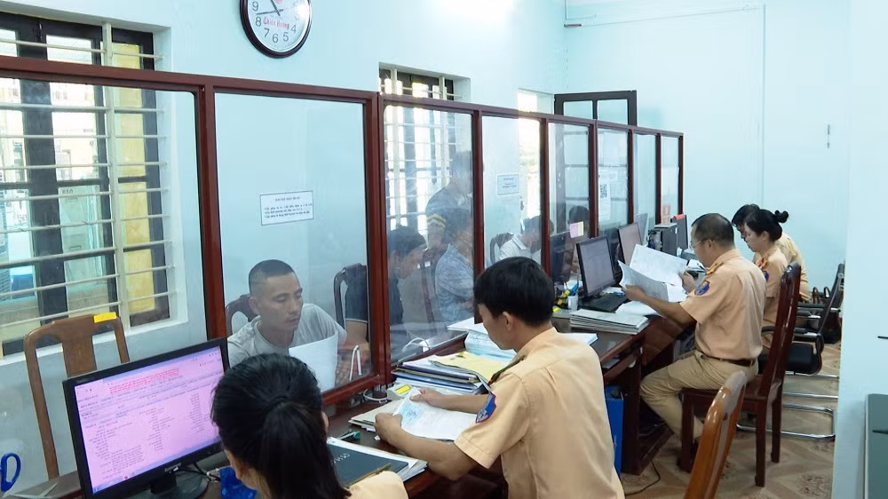 Người dân Thừa Thiên – Huế phấn khởi khi xe cơ giới được cấp, đổi biển số định danh -0