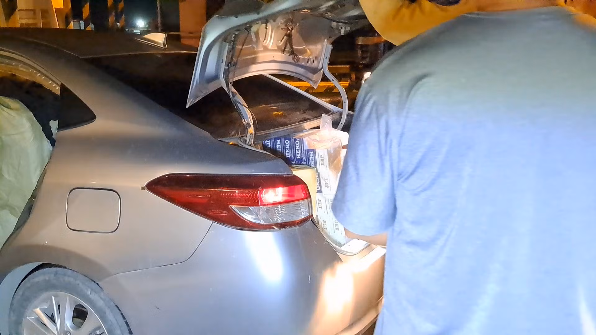 Phát hiện xe ô tô chở thuốc lá lậu sau tai nạn giao thông -2