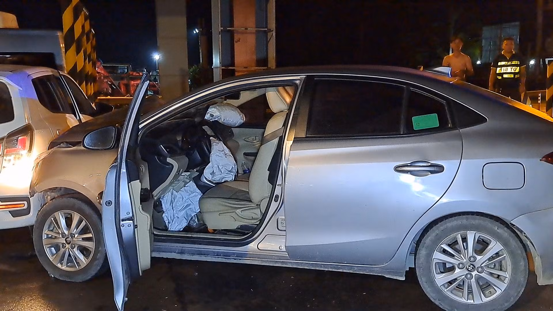 Phát hiện xe ô tô chở thuốc lá lậu sau tai nạn giao thông -3