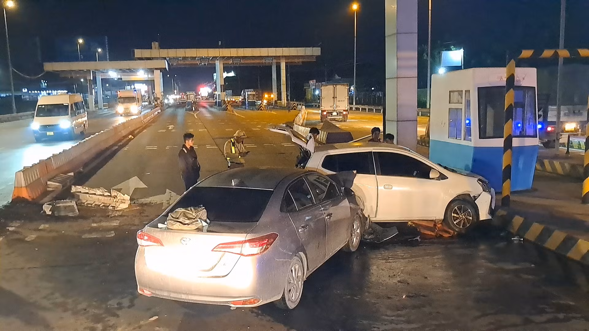 Phát hiện xe ô tô chở thuốc lá lậu sau tai nạn giao thông -1