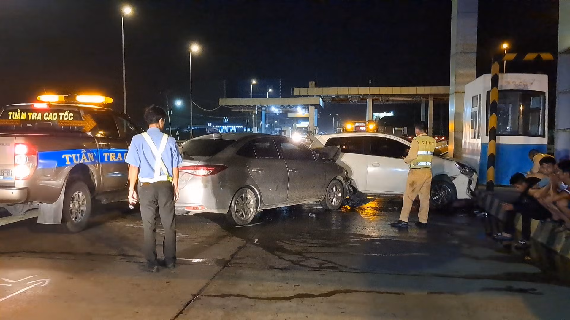 Phát hiện xe ô tô chở thuốc lá lậu sau tai nạn giao thông -0