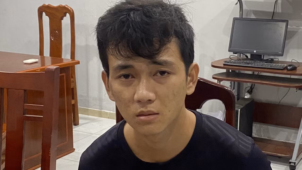 Vờ hỏi mua trang sức rồi cướp vàng bỏ chạy -0