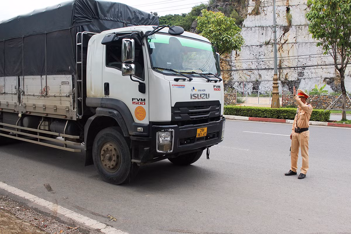 Xe khách, xe hợp đồng liên tiếp bị CSGT Sơn La “tuýt còi” -0
