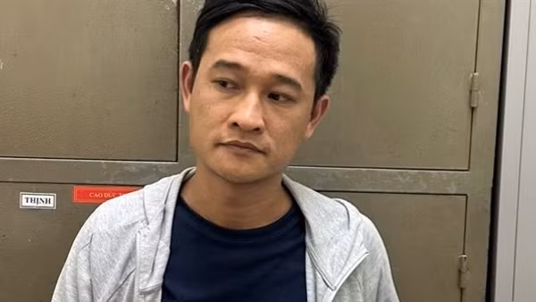Cô gái mưu trí "điều" tên trộm tra tay vào còng