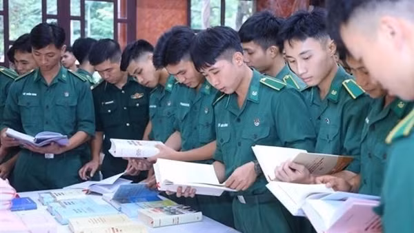 Cuốn sách của Tổng Bí thư: Định hướng hoàn thiện chiến lược quốc phòng