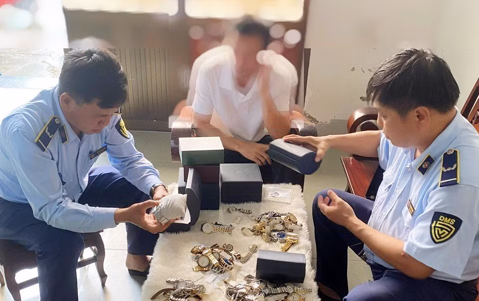 Phát hiện 91 đồng hồ giả mạo nhãn hiệu nổi tiếng, nhập lậu tại cửa hàng ở Kiên Giang -0
