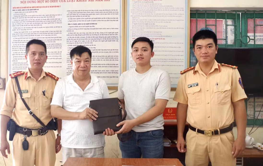 Nhở CSGT tìm người đánh rơi 68 triệu đồng để trả -0