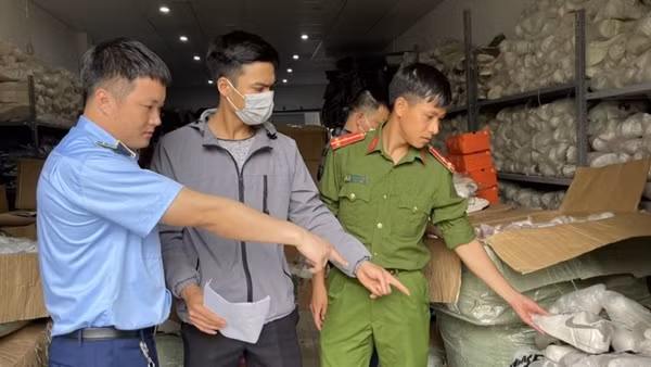 Khởi tố vụ án kinh doanh lô hàng gần 6.000 đôi giày giả nhãn hiệu