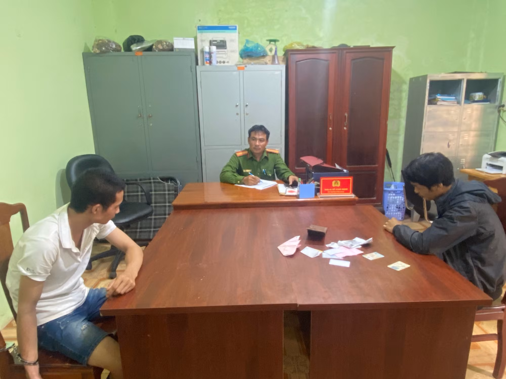 2 đối tượng vừa lấy trộm ti vi trường mẫu giáo thì gặp Công an tuần tra -0