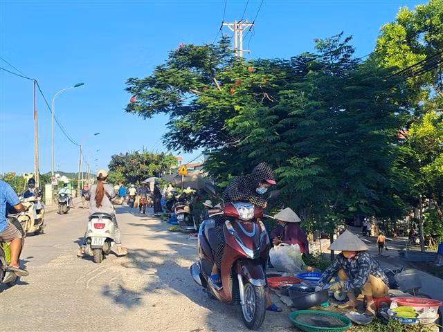 Tái diễn tình trạng lấn chiếm vỉa hè “làm chợ” ở Bỉm Sơn -0