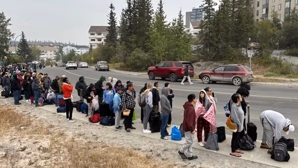 Canada sơ tán khẩn gần 20.000 dân vì thảm họa cháy rừng tồi tệ nhất