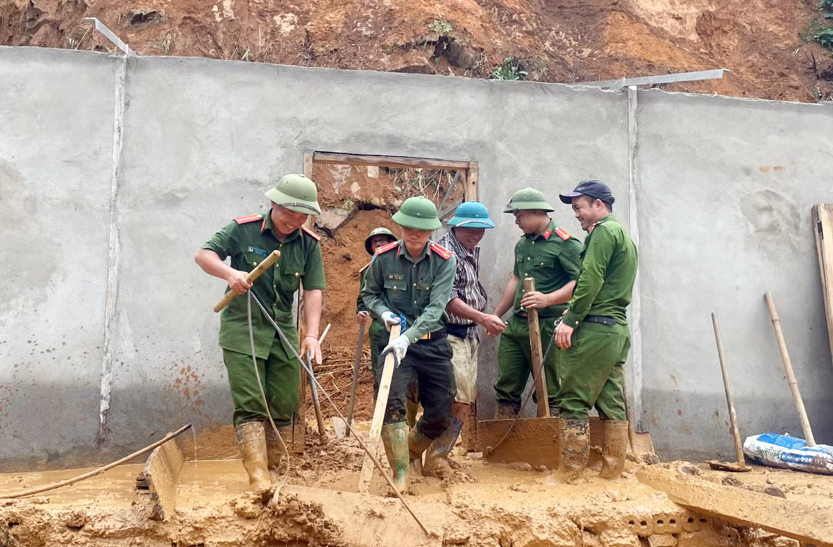 Lực lượng Công an giúp dân khắc phục hậu quả mưa lũ -3