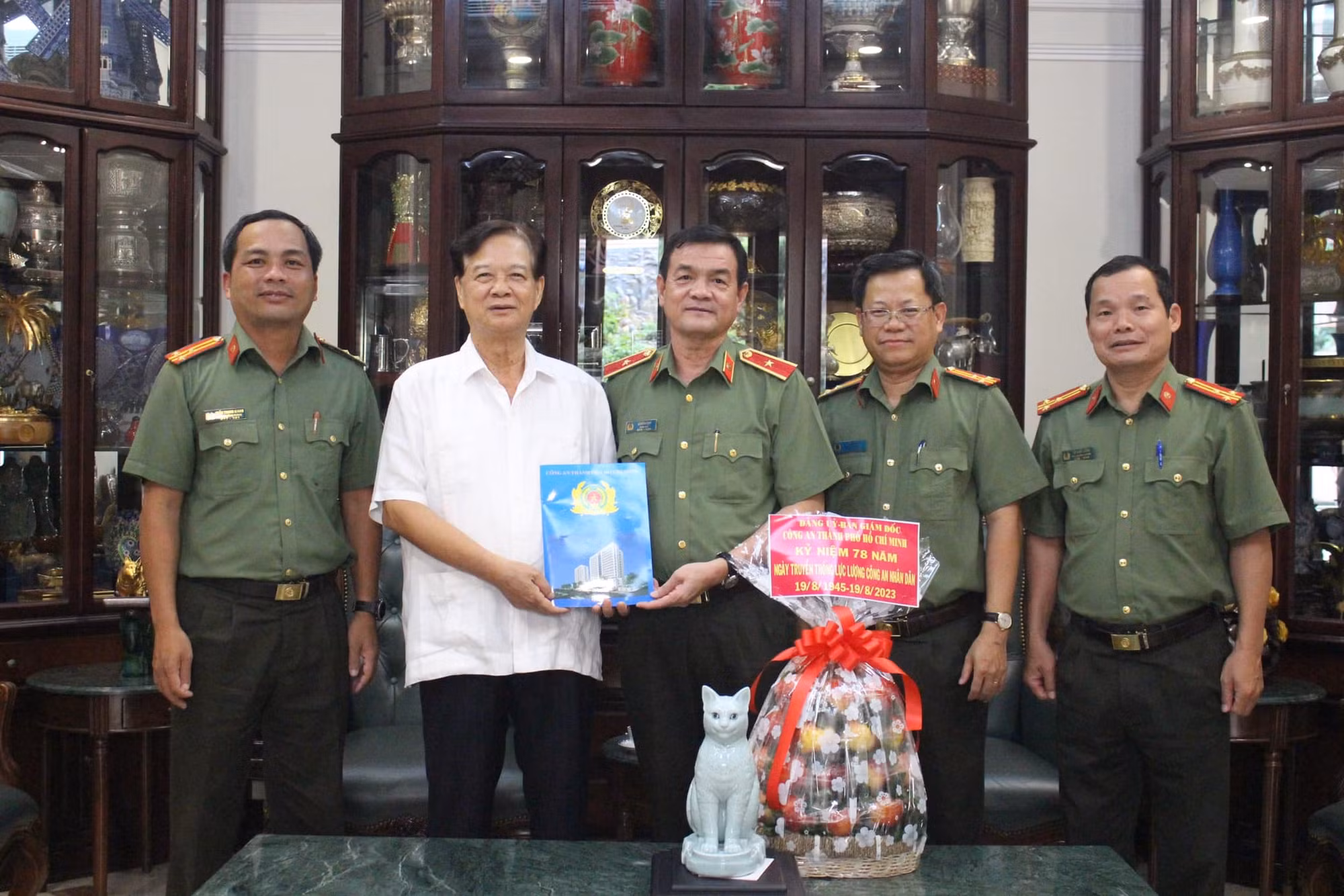 Công an TP Hồ Chí Minh thăm, tặng quà các đồng chí nguyên lãnh đạo và gia đình -0