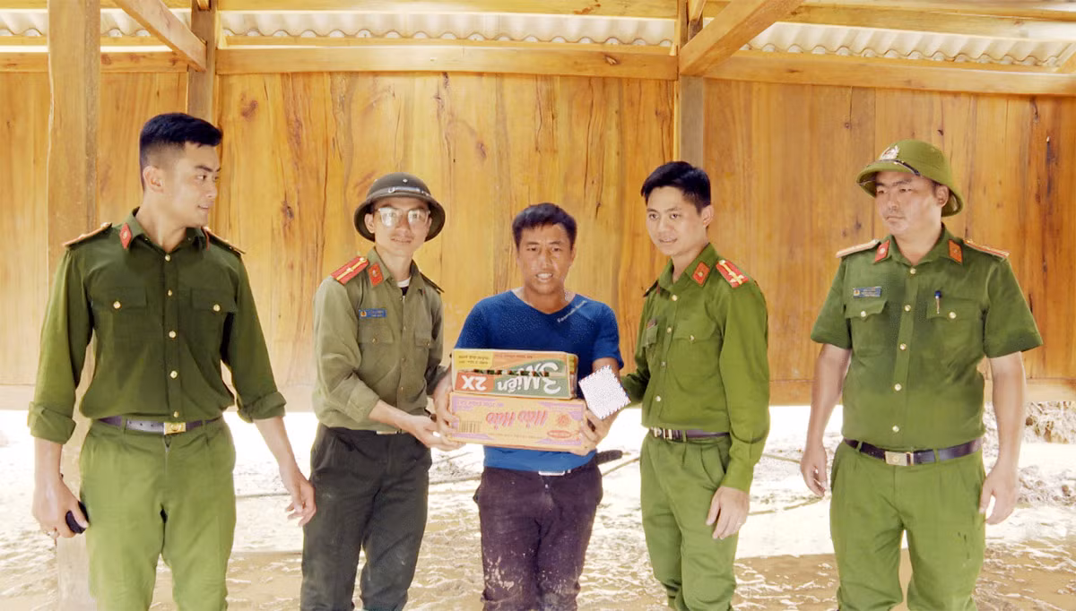 Lực lượng Công an giúp dân khắc phục hậu quả mưa lũ -7