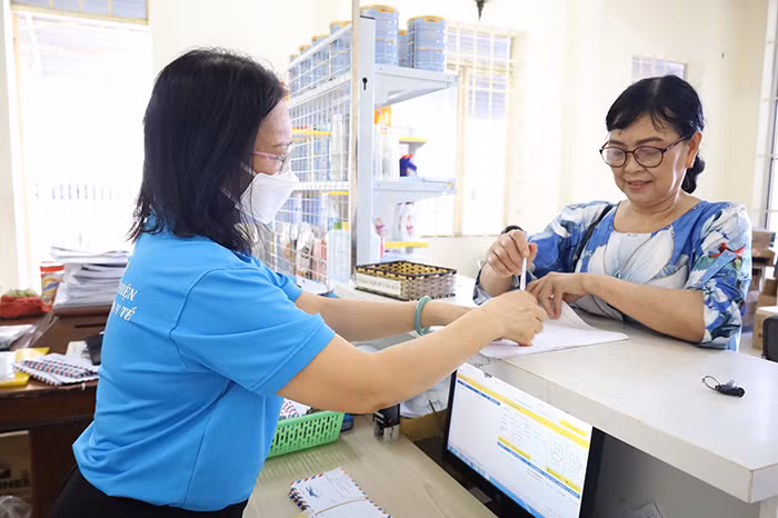 Đẩy mạnh chi trả các chế độ bảo hiểm không dùng tiền mặt -0