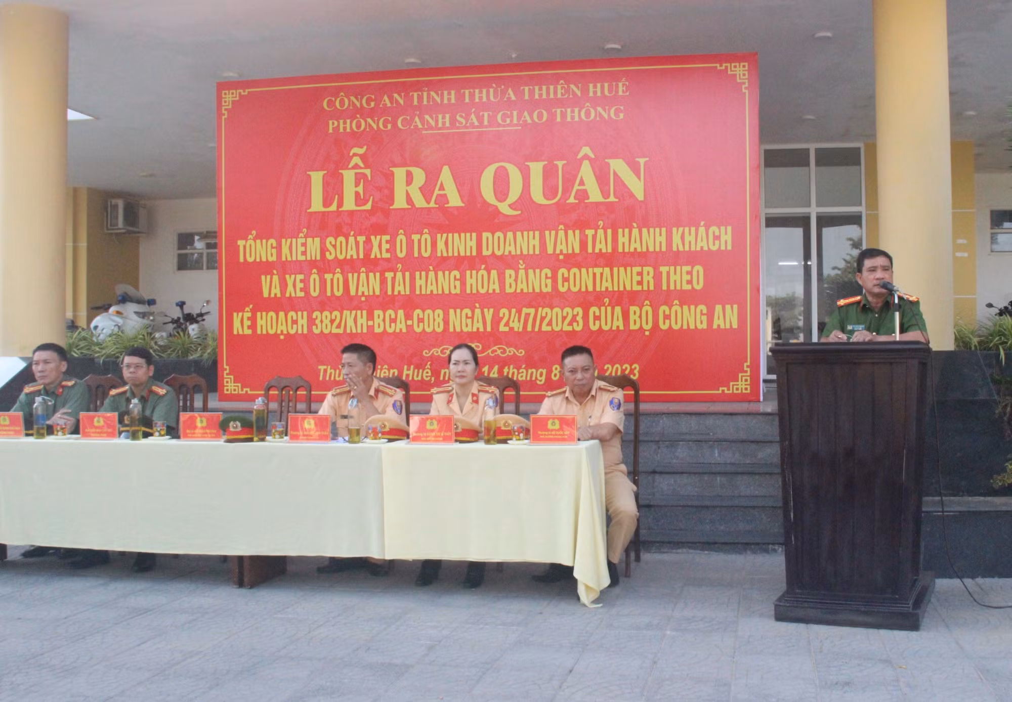 CSGT Công an Thừa Thiên-Huế ra quân tổng kiểm soát ôtô vận tải hành khách và container -0