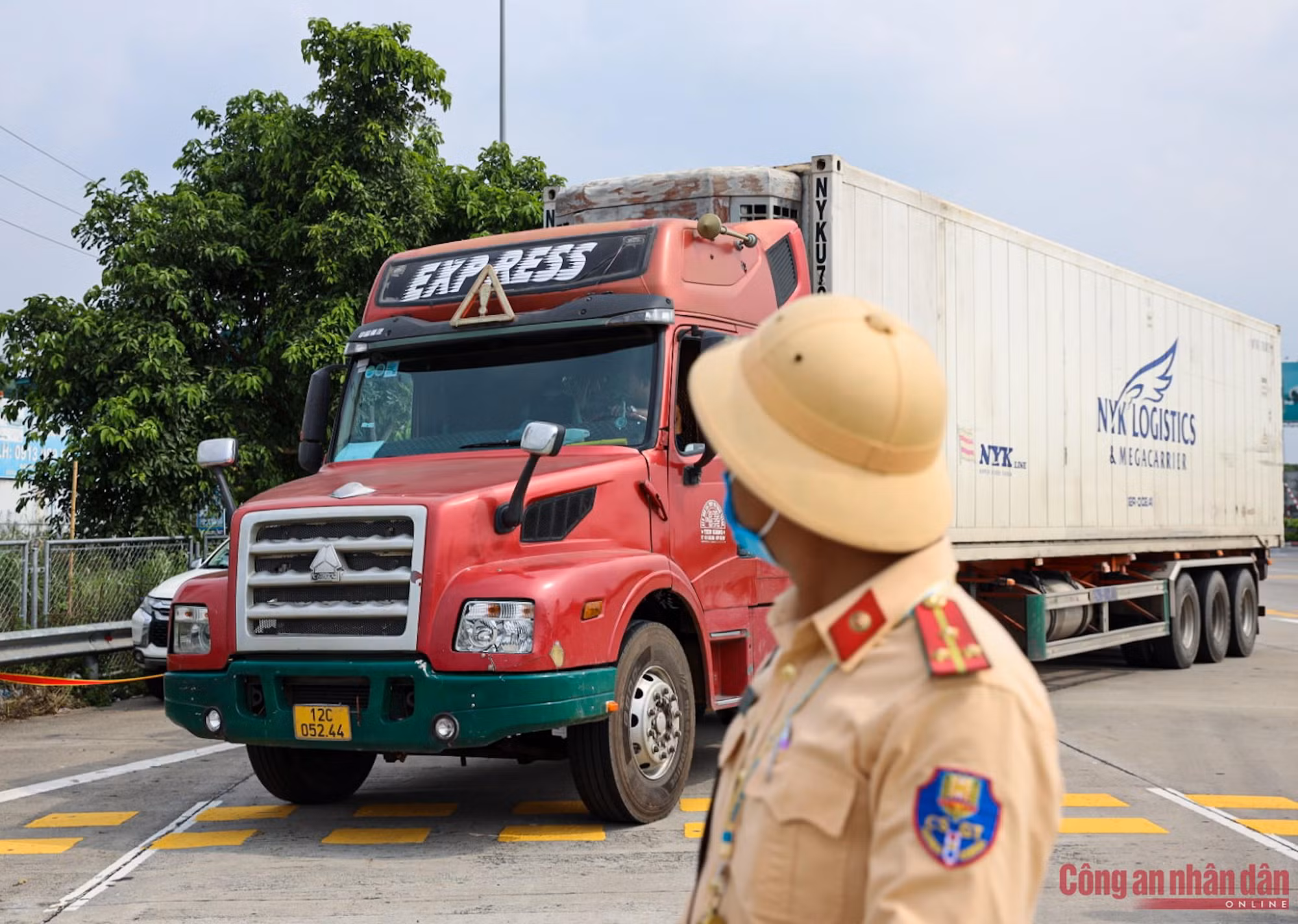 Cả loạt xe khách, container bị CSGT “tuýt còi” trên cao tốc -0
