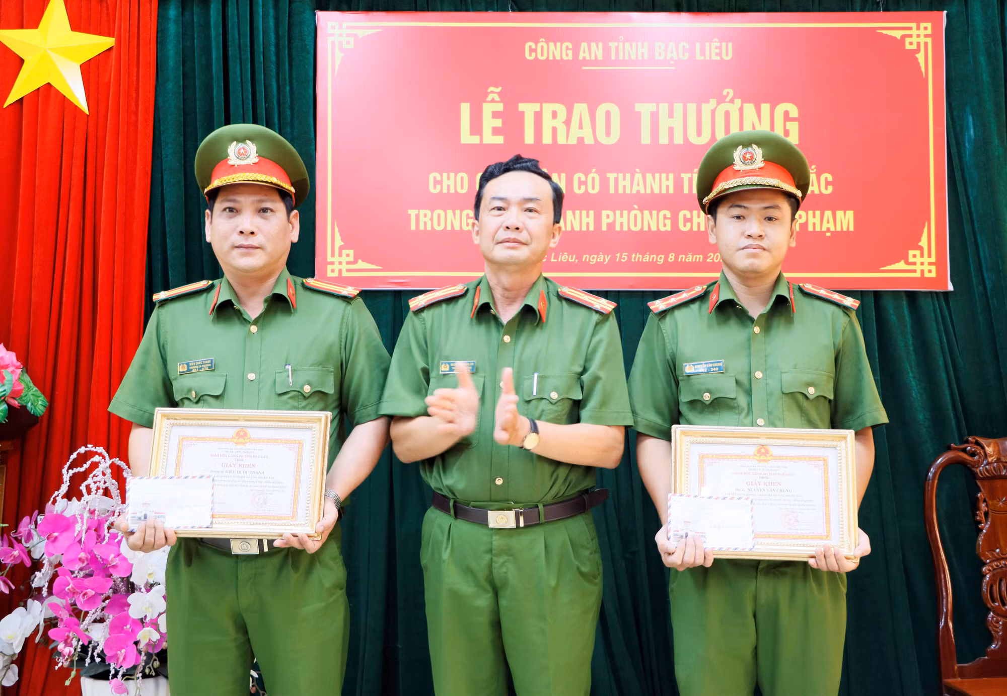 Khen thưởng 3 cán bộ Công an dũng cảm trấn áp tội phạm -0
