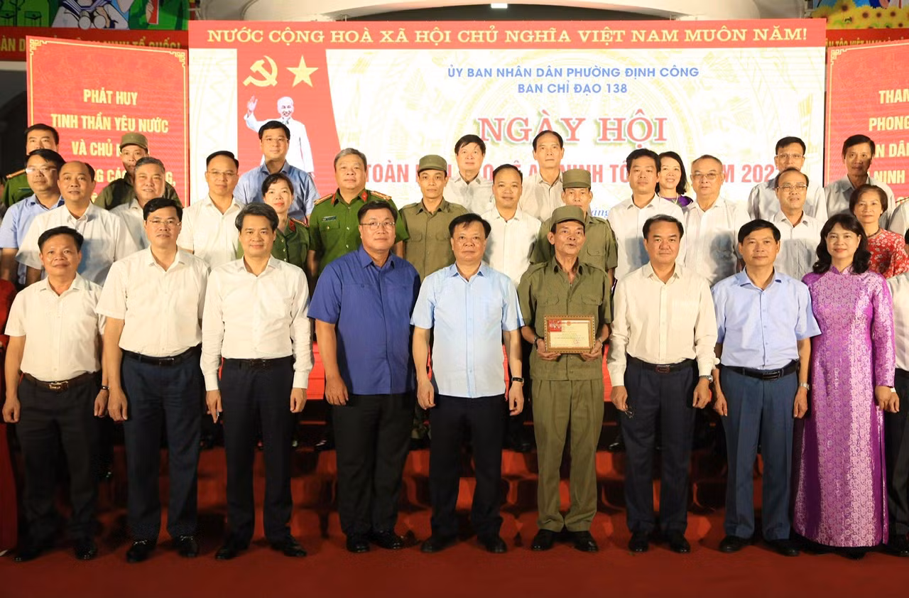 Bí thư Thành ủy Đinh Tiến Dũng dự, chung vui Ngày hội toàn dân bảo vệ ANTQ với nhân dân phường Định Công -0