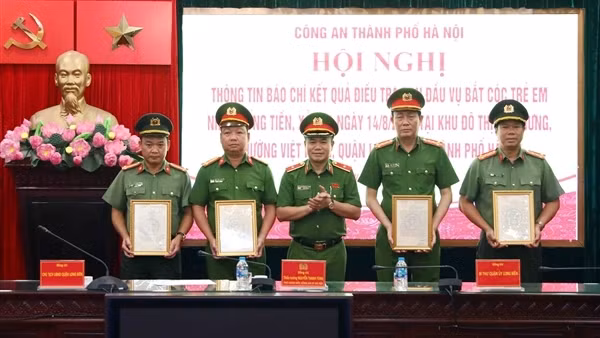 Khen thưởng các đơn vị, CBCS điều tra vụ bắt cóc cháu bé 7 tuổi đòi chuộc 15 tỷ đồng