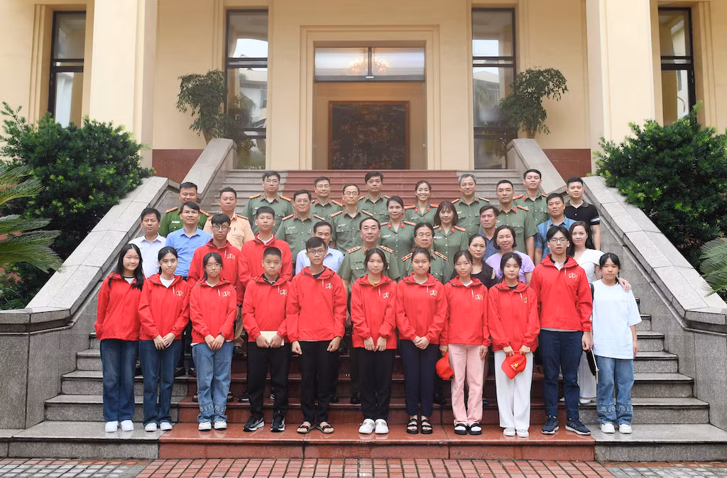 Thứ trưởng Trần Quốc Tỏ gặp mặt con các thương binh, liệt sĩ trong CAND đi tham quan, nghỉ dưỡng tại Belarus -0