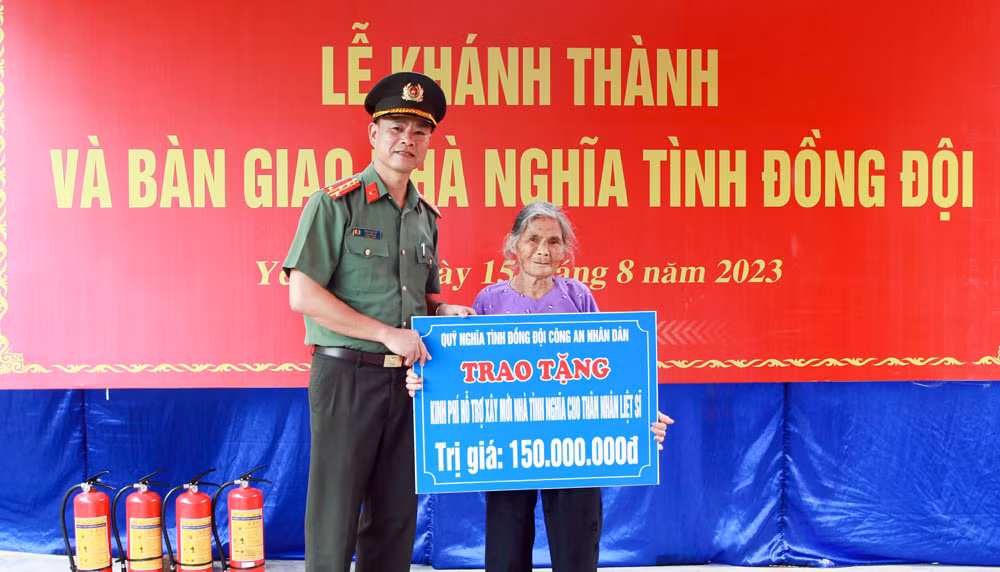 Trao tặng Nhà nghĩa tình đồng đội cho thân nhân liệt sĩ CAND Lê Văn Khang -1