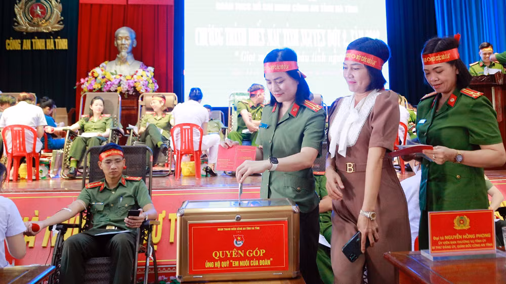 Giám đốc Công an Hà Tĩnh tham gia hiến máu tình nguyện -0