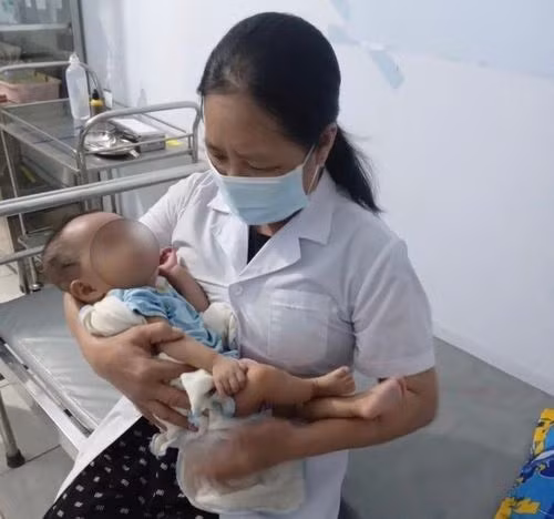 Phát hiện bé gái nặng 7,5 kg bị bỏ rơi trước cổng nhà một người dân -0