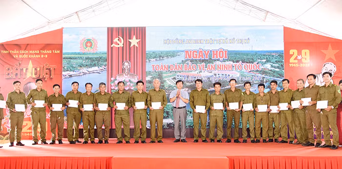 Nhân rộng phong trào toàn dân bảo vệ an ninh Tổ quốc ở tỉnh cực Nam Tổ quốc -1