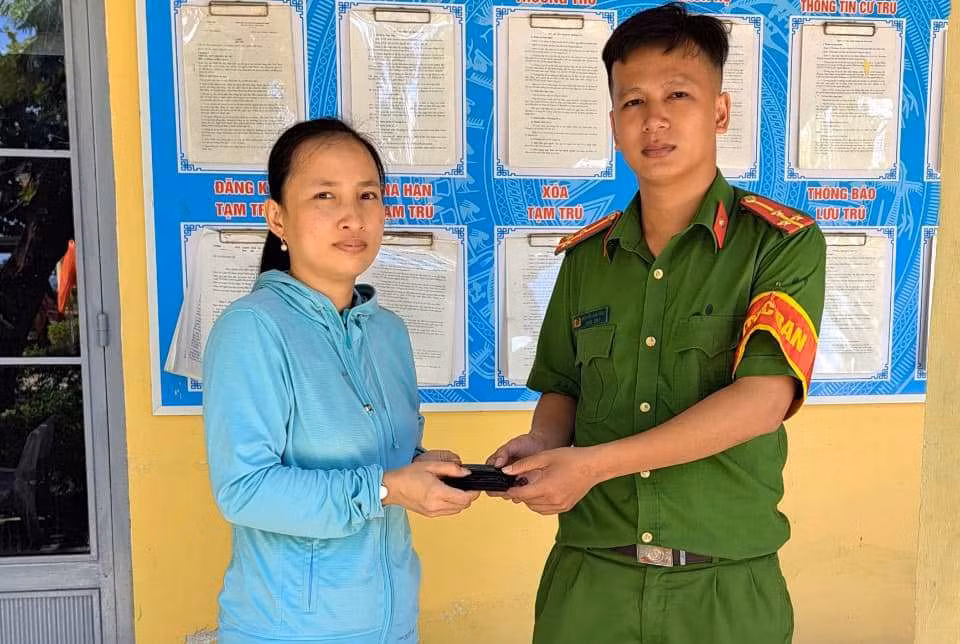 Nhặt được chiếc ví có tiền vàng, đem nộp Công an xã trao trả người đánh rơi -0