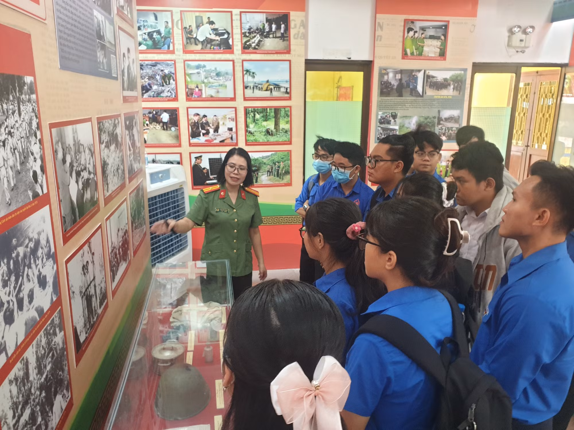  Khai mạc triển lãm “75 năm- Công an nhân dân làm theo lời Bác” -0