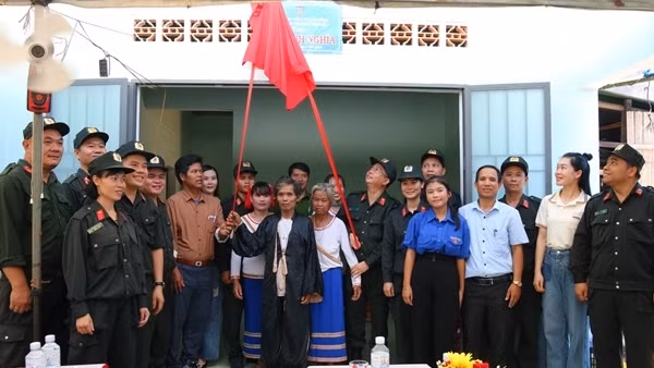 Cảnh sát cơ động Nam Trung Bộ bàn giao nhà tình nghĩa tặng đồng đội