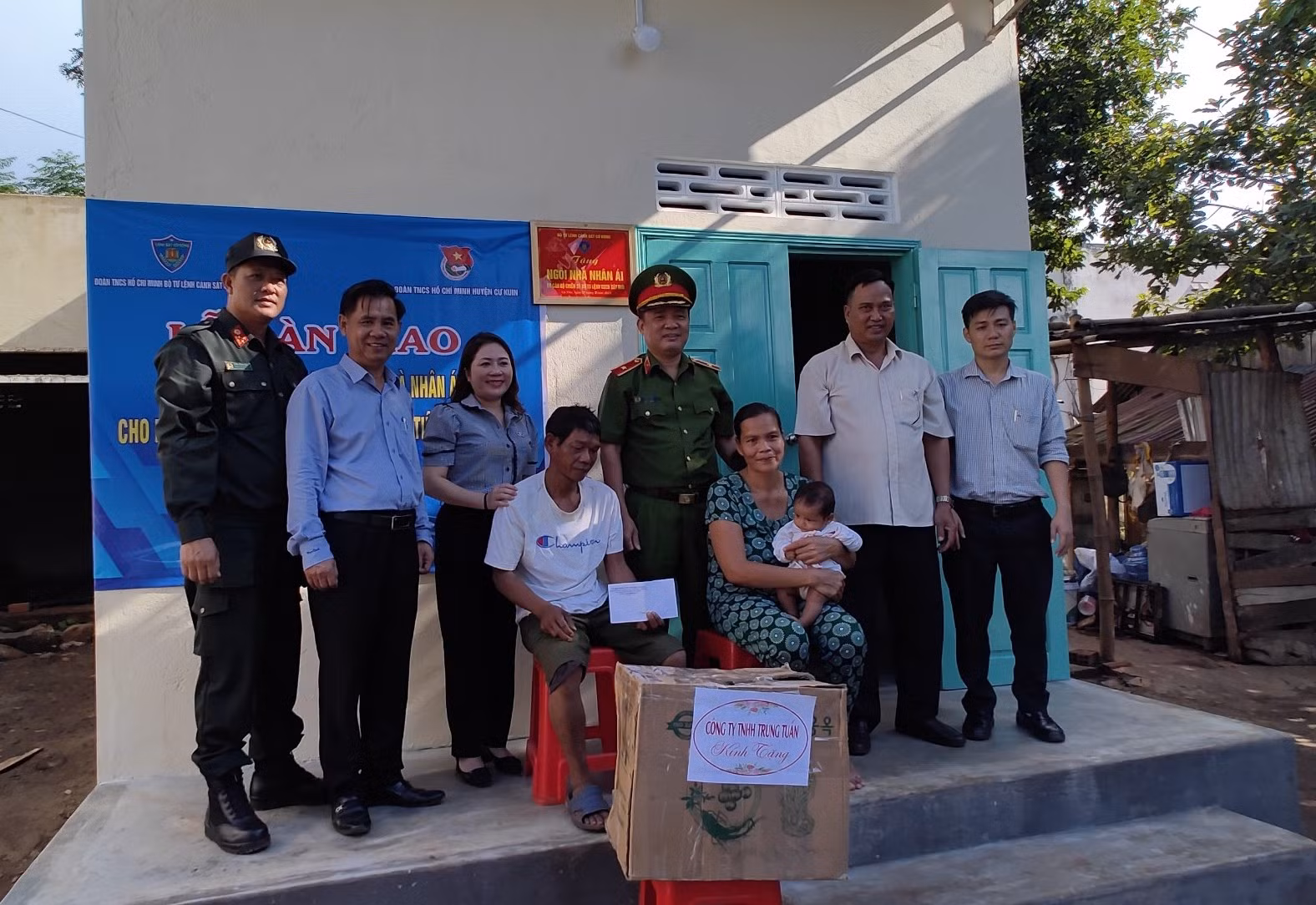 Cảnh sát cơ động xây nhà nhân ái tặng người dân ở Cư Kuin, Đắk Lắk -0