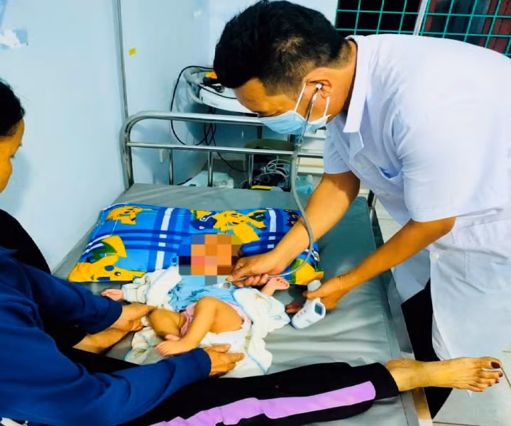 Phát hiện bé gái nặng 7,5 kg bị bỏ rơi trước cổng nhà một người dân -0