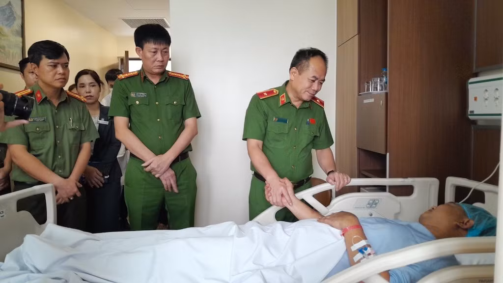 Công an TP Hà Nội thăm, hỏi cán bộ Công an bị thương khi truy bắt đối tượng bắt cóc trẻ em đòi 15 tỷ đồng -0