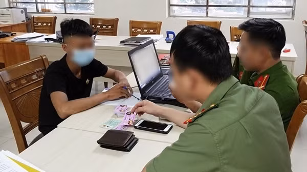 Bắt quả tang 2 thanh niên phát tờ rơi có nội dung khiêu dâm