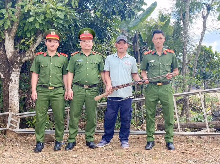 Một chiến sĩ Công an vận động người dân giao nộp nhiều súng tự chế -2
