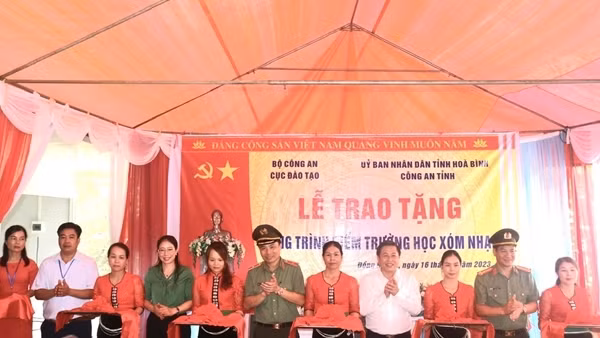 Cục Đào tạo trao tặng công trình điểm trường tại huyện Đà Bắc, tỉnh Hoà Bình