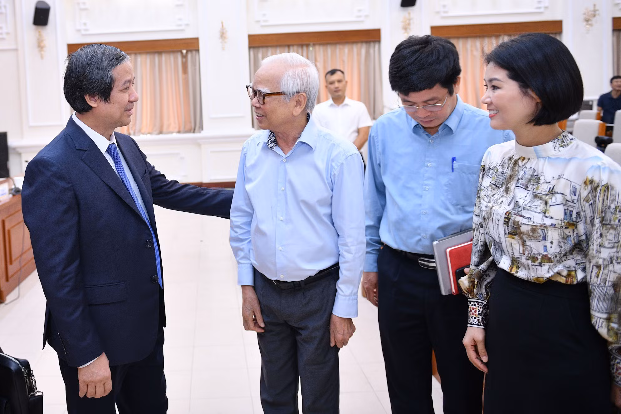 Hiệu trưởng không phải là 
