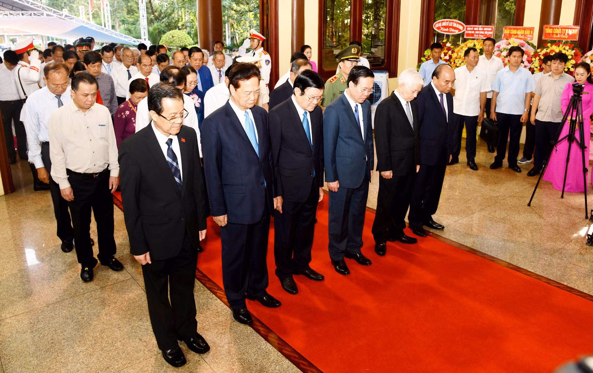 Chủ tịch nước Võ Văn Thưởng dâng hương tưởng nhớ Chủ tịch Tôn Đức Thắng -0