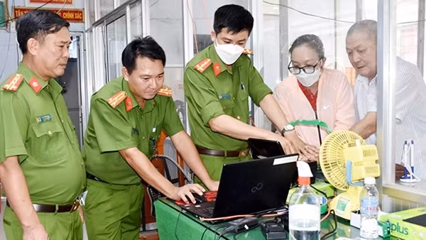 Tăng tốc chuyển đổi số, vì lợi ích của người dân