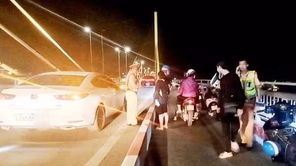 Dừng ô tô giữa cầu Bãi Cháy, nam thanh niên nhảy xuống biển