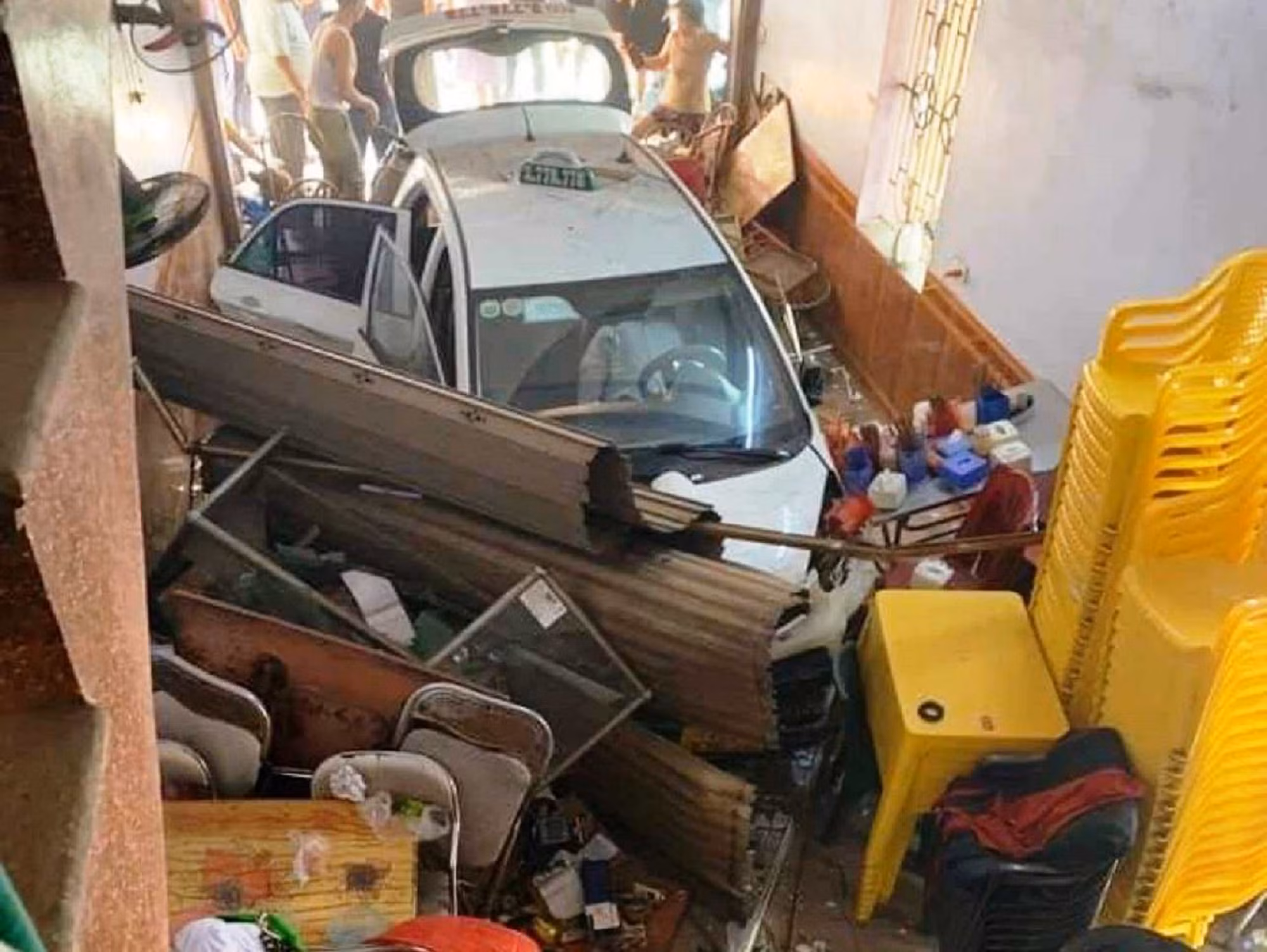 Nhà dân tan hoang sau cú taxi vào… đón khách -0