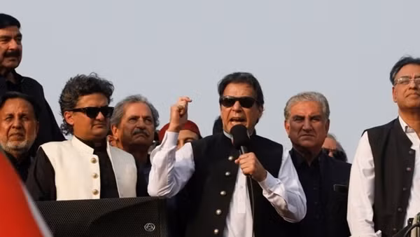 Cựu Thủ tướng Pakistan bị bắn khi tuần hành giữa phố