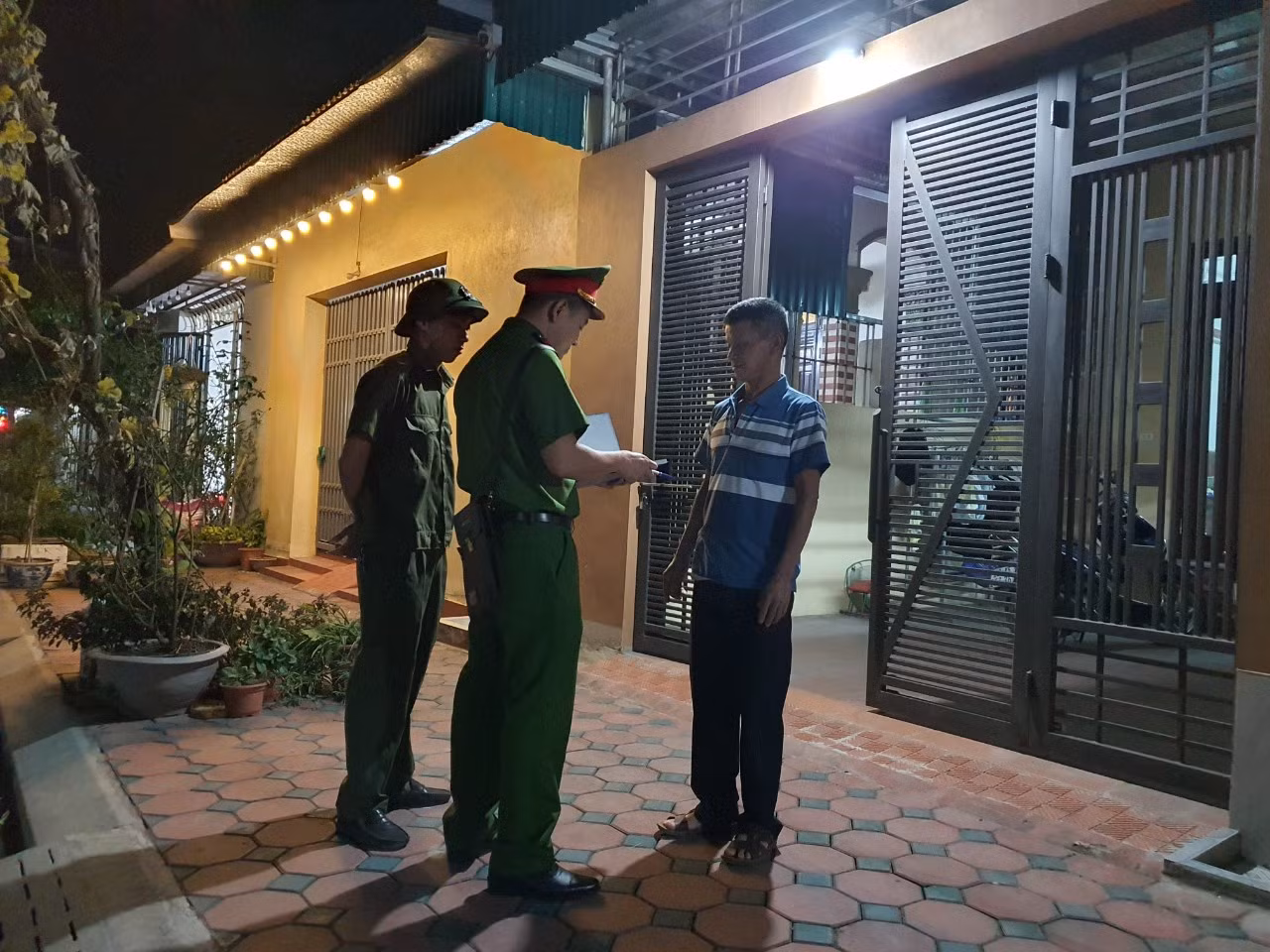 Hiệu quả từ mô hình “Thắp sáng đường quê - vận động nhân dân lắp đặt đèn điện chiếu sáng đảm bảo an ninh trật tự trước cửa nhà” -1