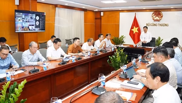 Họp “nóng” với doanh nghiệp xăng dầu, Bộ Công Thương nêu 6 giải pháp gỡ khó